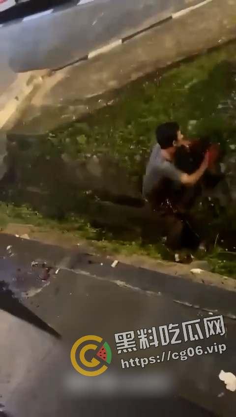 马来西亚第一狠人！割喉完把自己肚子刨开拿肠子出来看 现场血腥画面流出 慎入  第3张