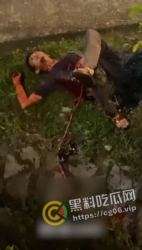 马来西亚第一狠人！割喉完把自己肚子刨开拿肠子出来看 现场血腥画面流出 慎入  第5张