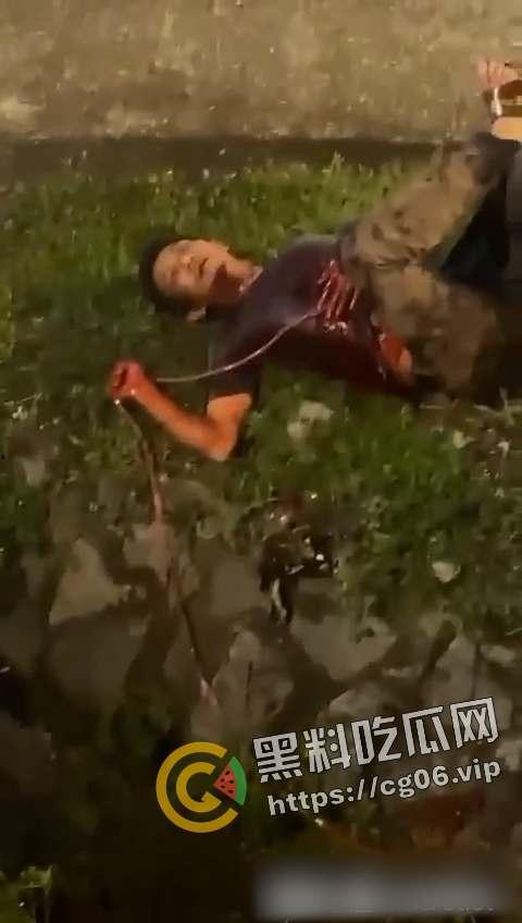 马来西亚第一狠人！割喉完把自己肚子刨开拿肠子出来看 现场血腥画面流出 慎入  第6张