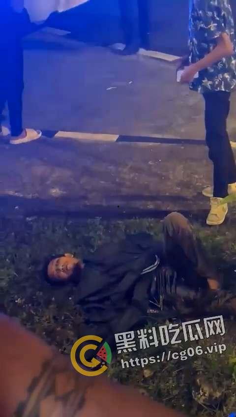 马来西亚第一狠人！割喉完把自己肚子刨开拿肠子出来看 现场血腥画面流出 慎入  第7张