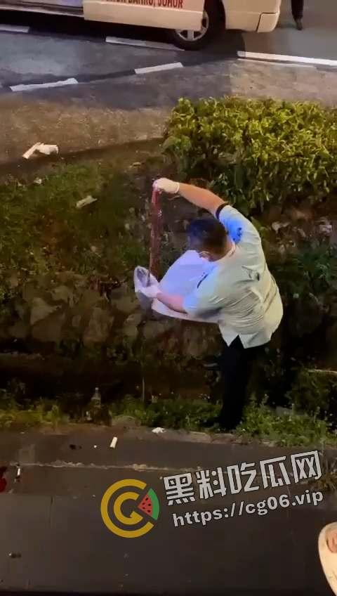 马来西亚第一狠人！割喉完把自己肚子刨开拿肠子出来看 现场血腥画面流出 慎入  第8张