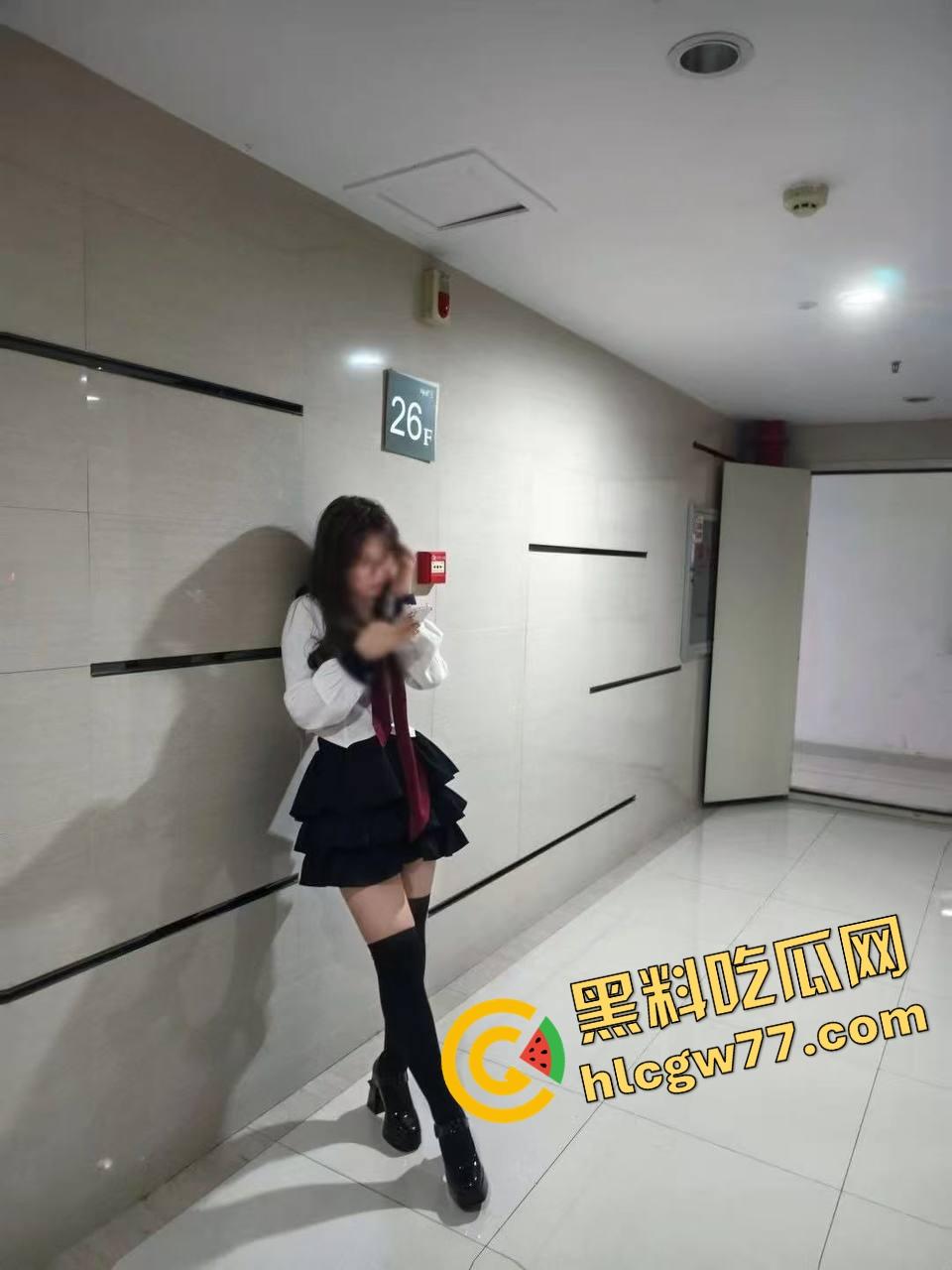 魔都艺术校花『欧易帆』堕落成富豪玩具，白嫩骚穴被车震干爆，窗帘一拉对着路人狂喷水！  第5张