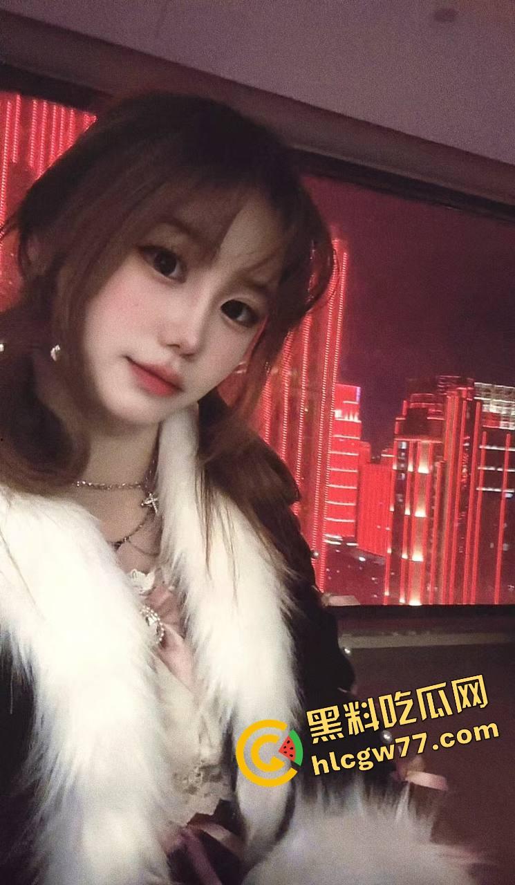 魔都艺术校花『欧易帆』堕落成富豪玩具，白嫩骚穴被车震干爆，窗帘一拉对着路人狂喷水！  第6张