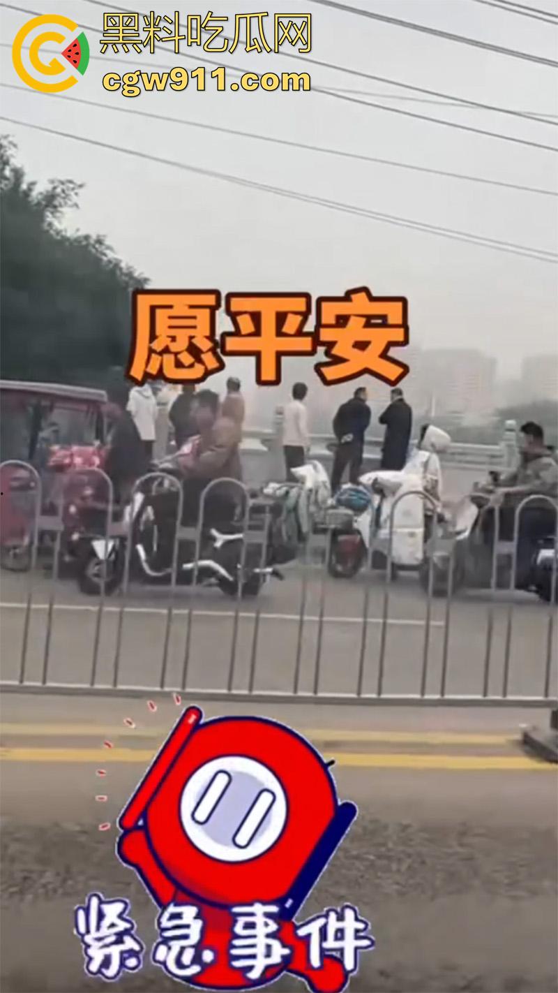 山东滕州荆河路荆河桥，附近打捞出一男子尸体，又是钓鱼佬发现的，疑似上游冲到下游，怀疑是为情自尽！  第2张