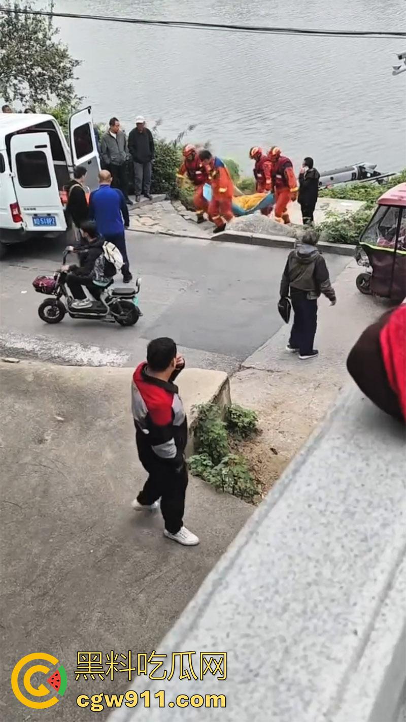 山东滕州荆河路荆河桥，附近打捞出一男子尸体，又是钓鱼佬发现的，疑似上游冲到下游，怀疑是为情自尽！  第4张