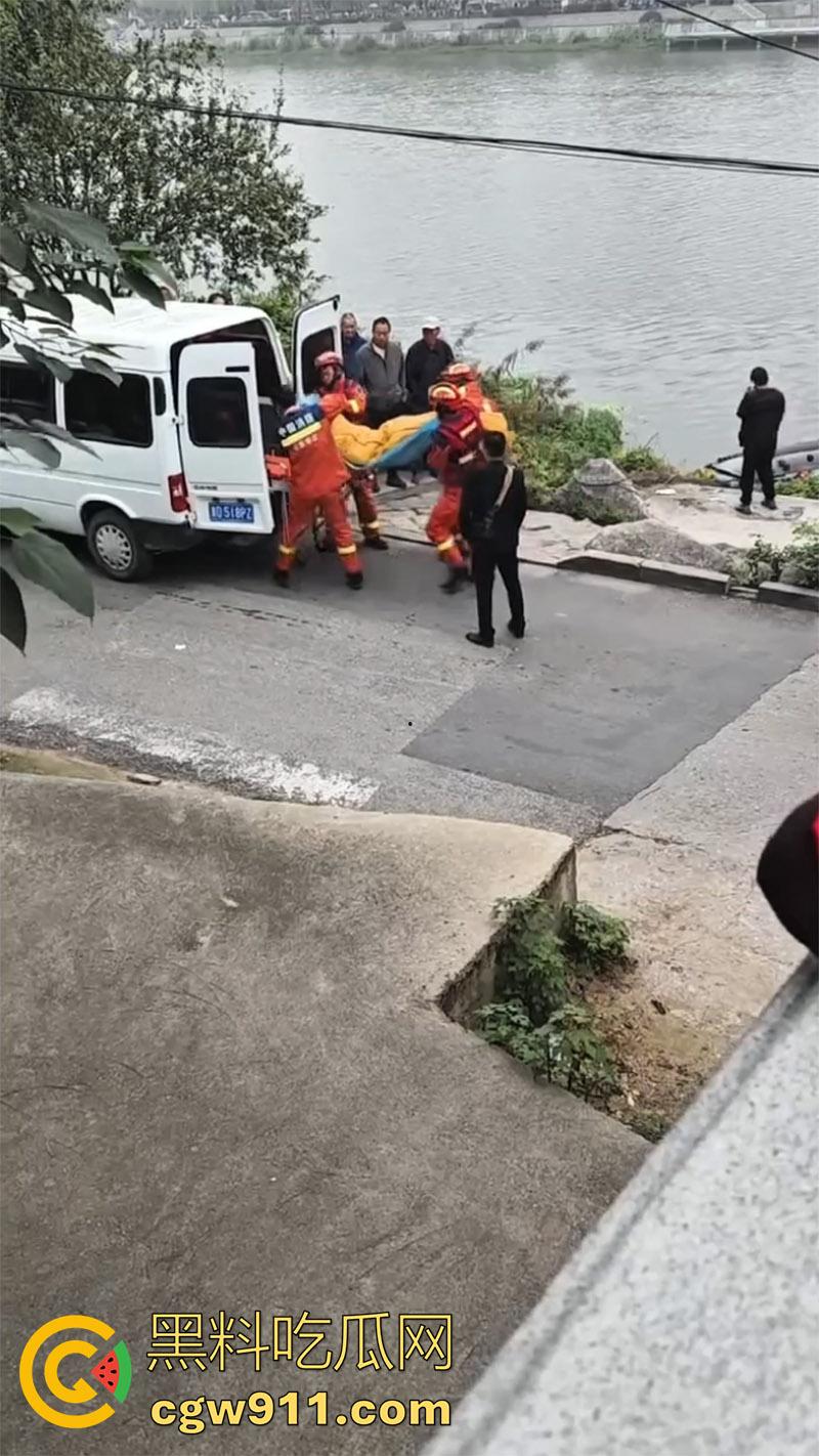 山东滕州荆河路荆河桥，附近打捞出一男子尸体，又是钓鱼佬发现的，疑似上游冲到下游，怀疑是为情自尽！  第5张