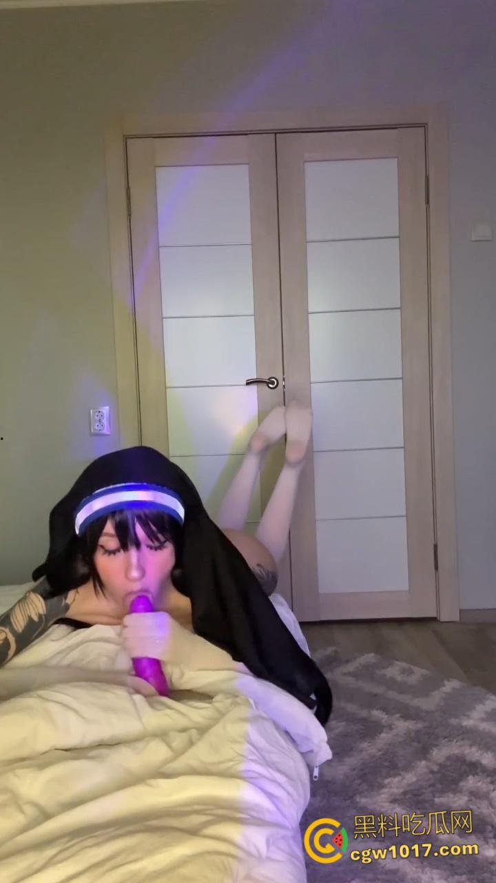 日本福利姬【sunako】，超淫荡大尺度Cos，高清特写粉嫩白虎小穴，三点尽露玩假屌骑乘，戴口塞乳夹双屌夹击！  第7张