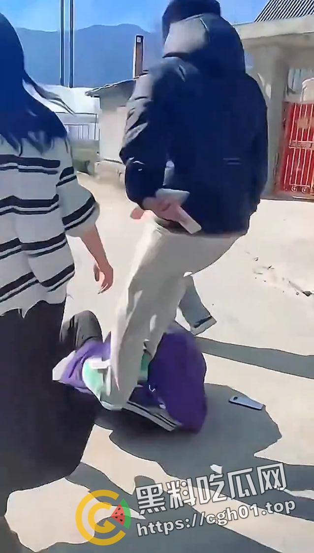 儿子被打 父亲让警察拦着不让回家？四川凉山霸凌事件  愤怒民众包围警察局 第2张