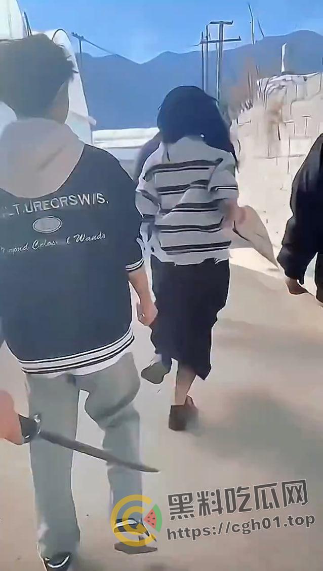 儿子被打 父亲让警察拦着不让回家？四川凉山霸凌事件  愤怒民众包围警察局 第3张