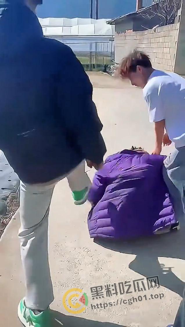 儿子被打 父亲让警察拦着不让回家？四川凉山霸凌事件  愤怒民众包围警察局 第5张