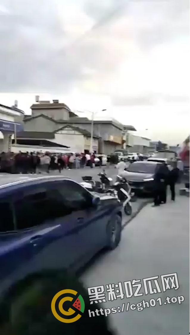 儿子被打 父亲让警察拦着不让回家？四川凉山霸凌事件  愤怒民众包围警察局 第6张