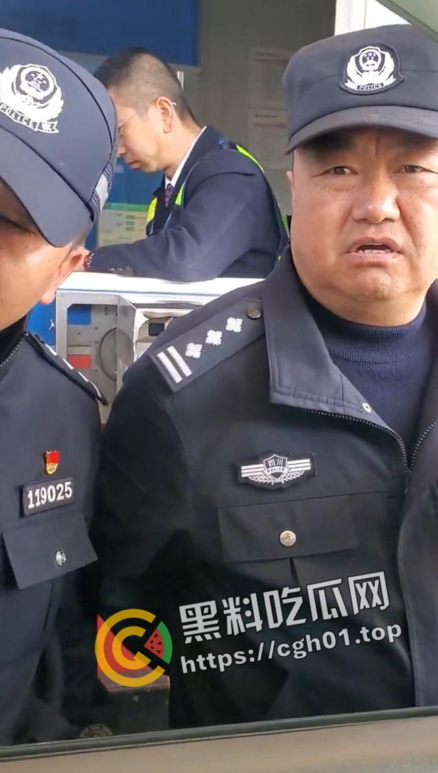 儿子被打 父亲让警察拦着不让回家？四川凉山霸凌事件  愤怒民众包围警察局 第7张