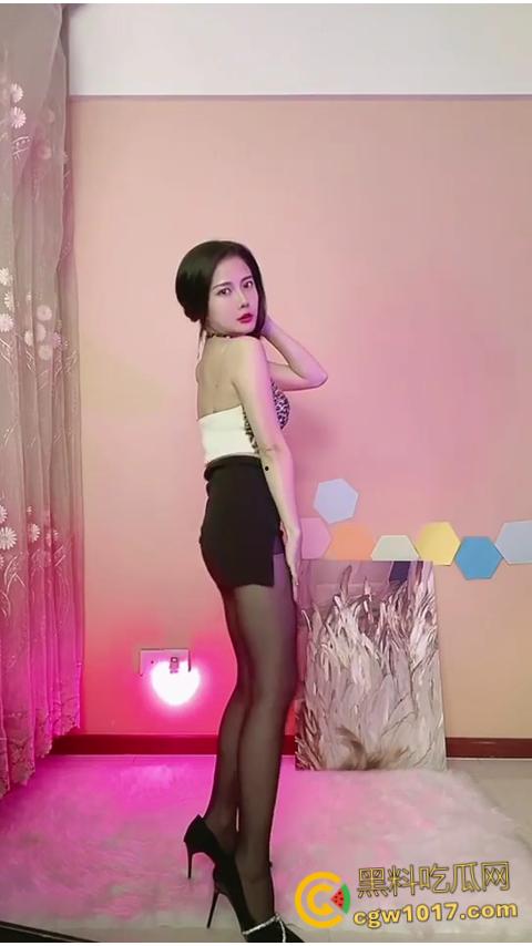 花椒主播【小芊芊呐】，付费直播间大秀，高颜值情趣装诱惑，吊带黑丝裸舞自慰， 掰开私处粉嫩肉缝淫水泛滥！  第5张