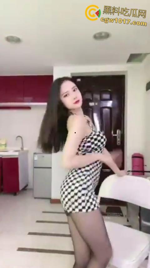花椒主播【小芊芊呐】，付费直播间大秀，高颜值情趣装诱惑，吊带黑丝裸舞自慰， 掰开私处粉嫩肉缝淫水泛滥！  第7张