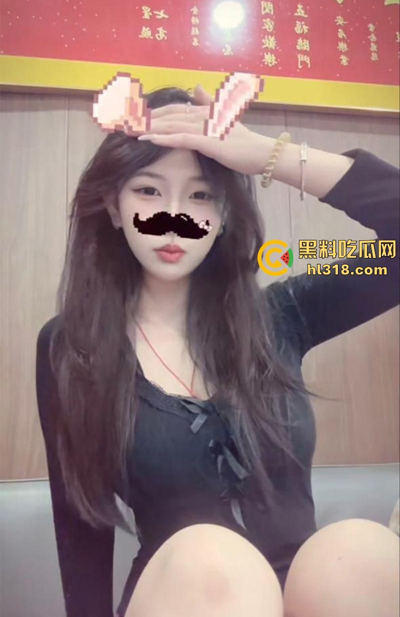 深圳华强北台球助教【钟意萱】约炮聊骚记录流出，巨乳母狗约炮成瘾，身穿性感黑丝被疯狂后入！  第4张