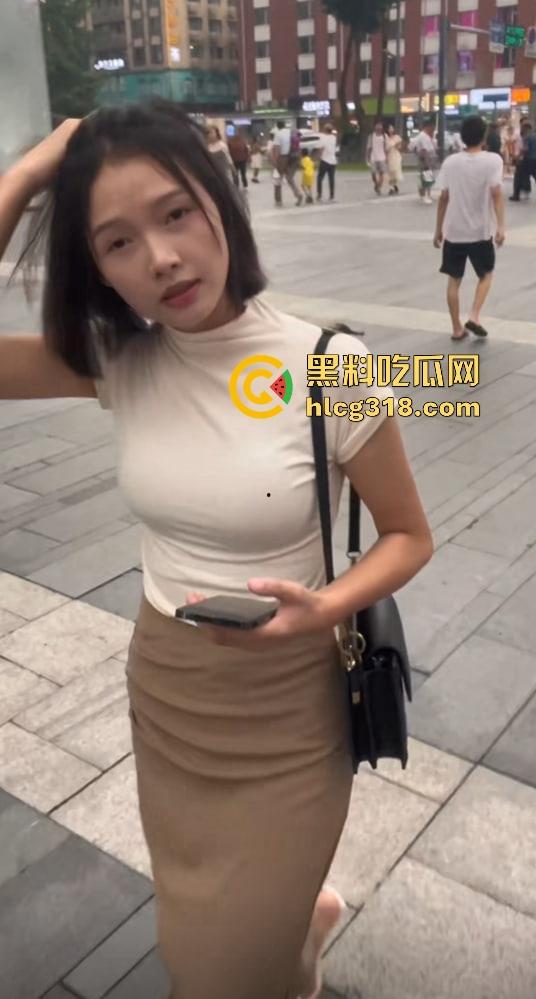 抖音网红『钟无艳』下海实锤？定制片流出一夜爆红，白虎鲍掰开喷水如瀑布私下淫水狂喷！  第2张