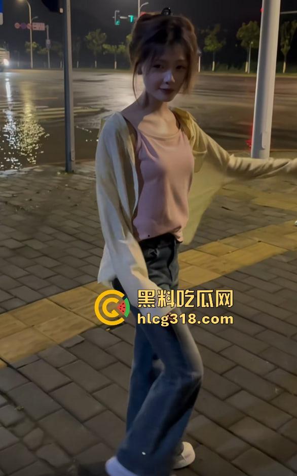 抖音网红『钟无艳』下海实锤？定制片流出一夜爆红，白虎鲍掰开喷水如瀑布私下淫水狂喷！  第5张