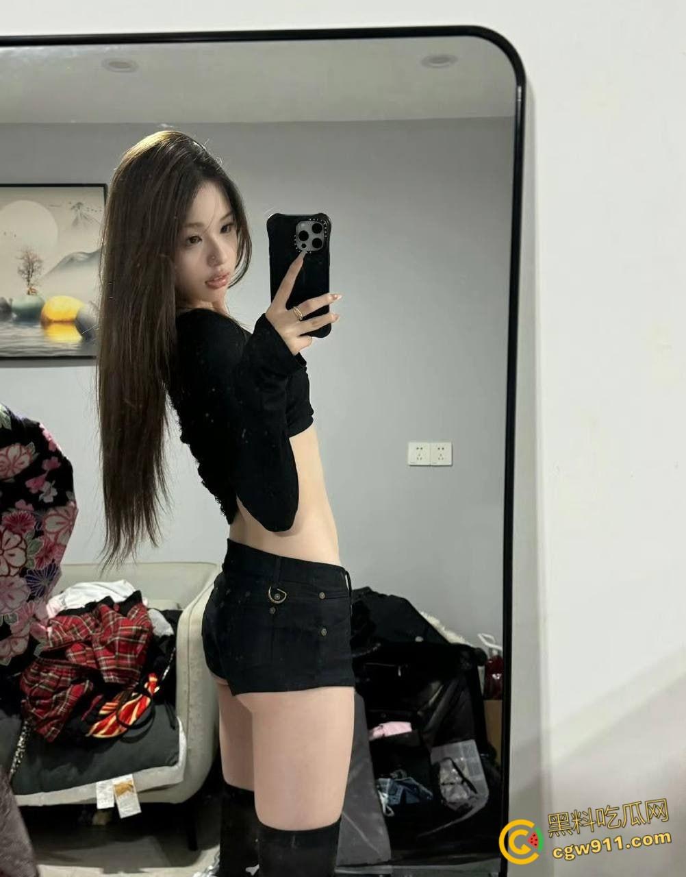 气质人妻【宋亚琦】，偷情老公兄弟，穿情趣黑丝握肉棒送进小穴，晃着大奶被爆操，纯荡妇淫娃！  第3张