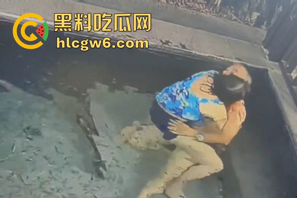 南京老骚逼真会玩 鱼疗池激情操逼玩铁锅炖 鱼被活活踩死干死满池漂着小鱼尸体 工作人员当场骂娘！  第2张