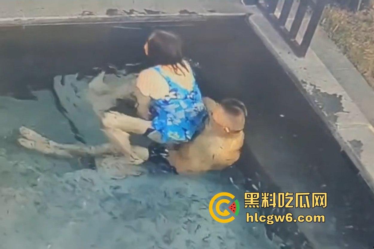 南京老骚逼真会玩 鱼疗池激情操逼玩铁锅炖 鱼被活活踩死干死满池漂着小鱼尸体 工作人员当场骂娘！  第4张