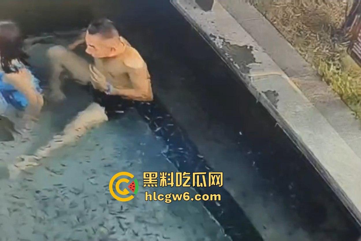 南京老骚逼真会玩 鱼疗池激情操逼玩铁锅炖 鱼被活活踩死干死满池漂着小鱼尸体 工作人员当场骂娘！  第6张