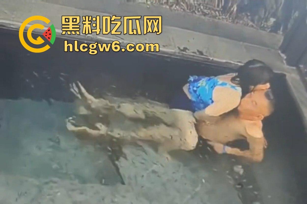 南京老骚逼真会玩 鱼疗池激情操逼玩铁锅炖 鱼被活活踩死干死满池漂着小鱼尸体 工作人员当场骂娘！  第8张