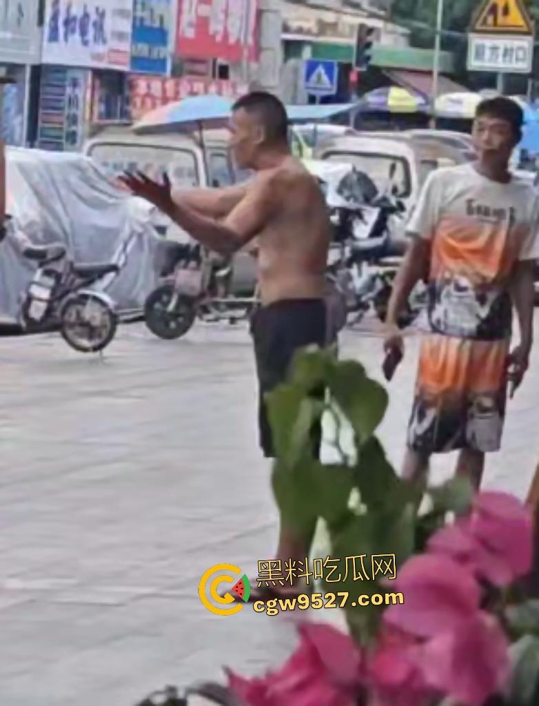 广州番禺小伙调戏大叔老婆惹祸！被怒按地上狂揍，脚踩羞辱遭外卖小哥嘲笑！  第1张