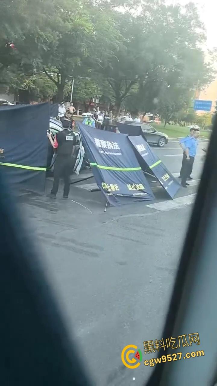 浙江绍兴发生严重车祸，一辆蔚来连撞多车，致一女子被爆头当场死亡，现场多人伤亡情况惨烈 !  第5张