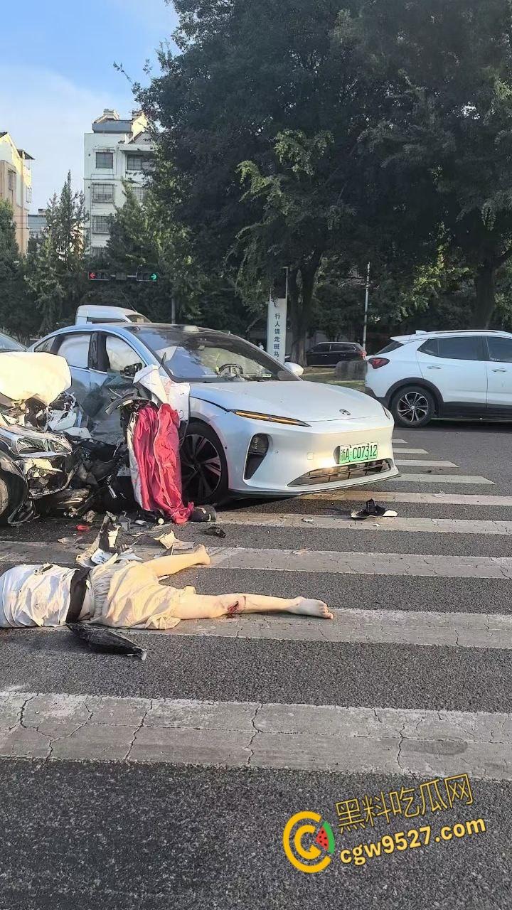 浙江绍兴发生严重车祸，一辆蔚来连撞多车，致一女子被爆头当场死亡，现场多人伤亡情况惨烈 !  第6张