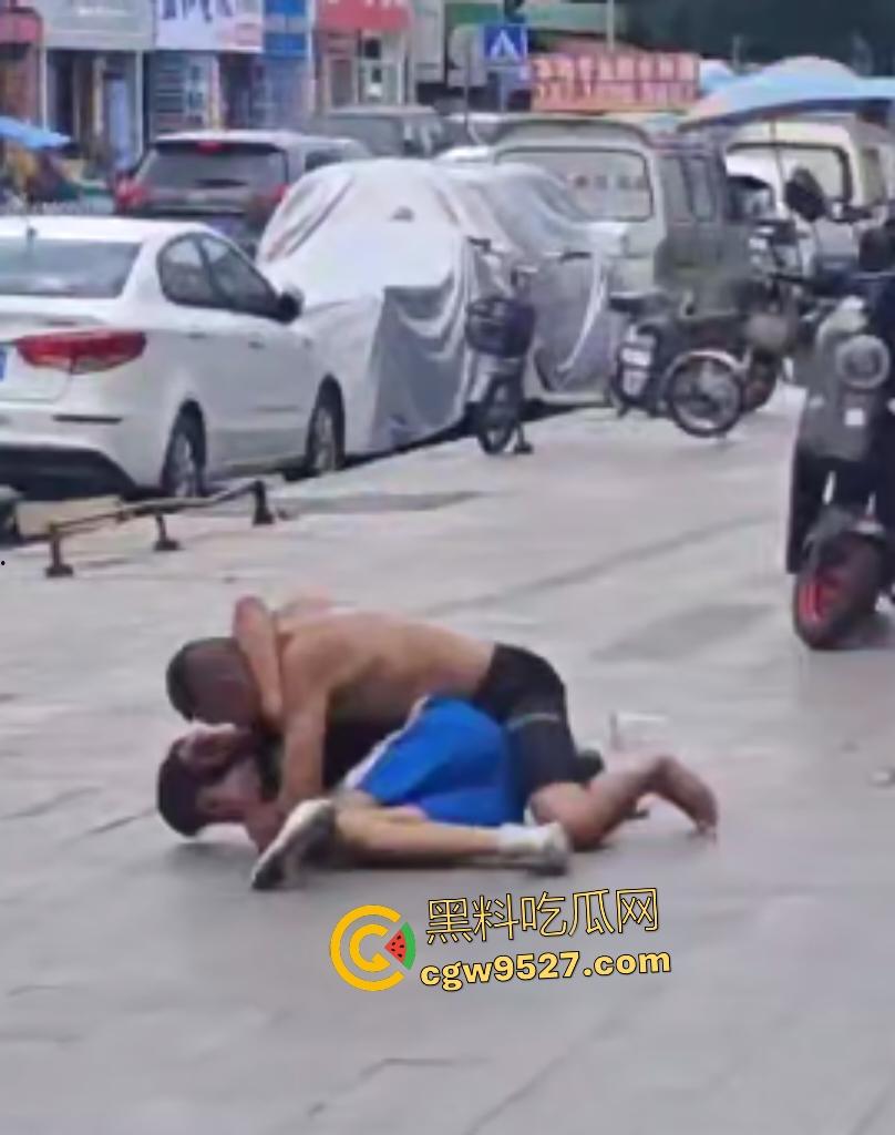 广州番禺小伙调戏大叔老婆惹祸！被怒按地上狂揍，脚踩羞辱遭外卖小哥嘲笑！  第3张