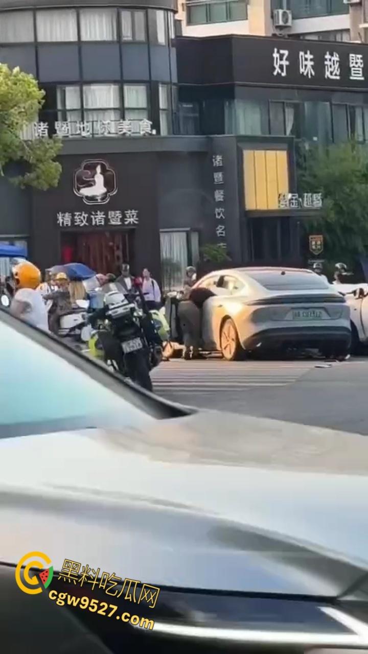 浙江绍兴发生严重车祸，一辆蔚来连撞多车，致一女子被爆头当场死亡，现场多人伤亡情况惨烈 !  第8张