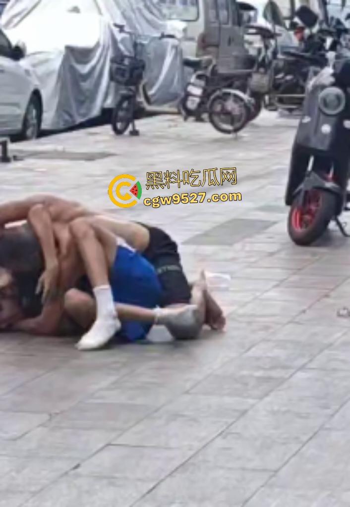 广州番禺小伙调戏大叔老婆惹祸！被怒按地上狂揍，脚踩羞辱遭外卖小哥嘲笑！  第4张