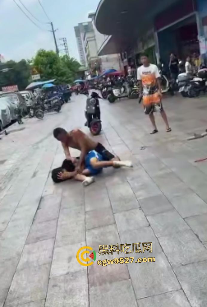 广州番禺小伙调戏大叔老婆惹祸！被怒按地上狂揍，脚踩羞辱遭外卖小哥嘲笑！  第5张