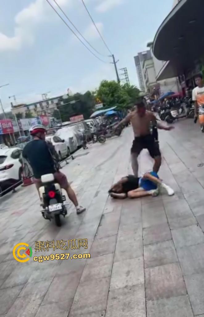 广州番禺小伙调戏大叔老婆惹祸！被怒按地上狂揍，脚踩羞辱遭外卖小哥嘲笑！  第6张