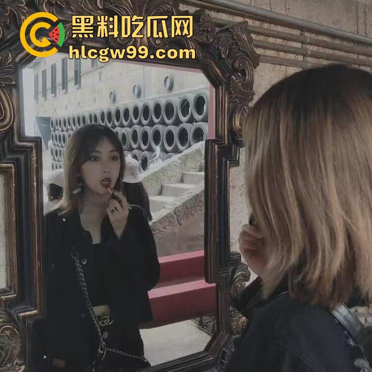 江西短发骚货【佘茜冉】为50万彩礼穿渔网袜情趣制服跪镜子前给男友口爆，500块操一次不香吗？  第3张