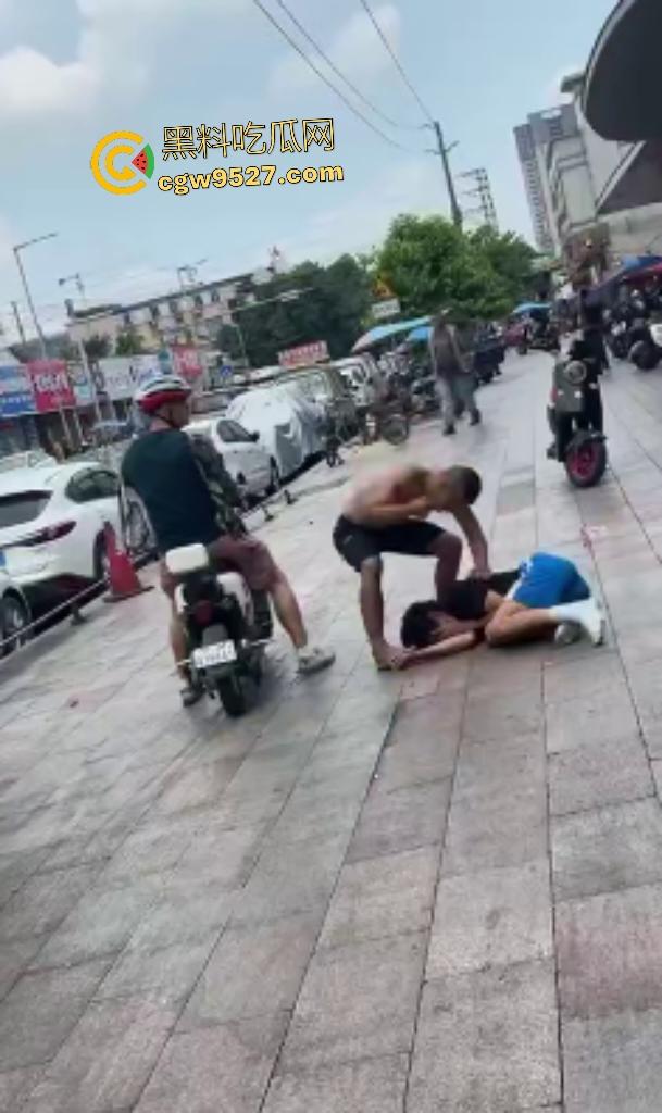 广州番禺小伙调戏大叔老婆惹祸！被怒按地上狂揍，脚踩羞辱遭外卖小哥嘲笑！  第7张