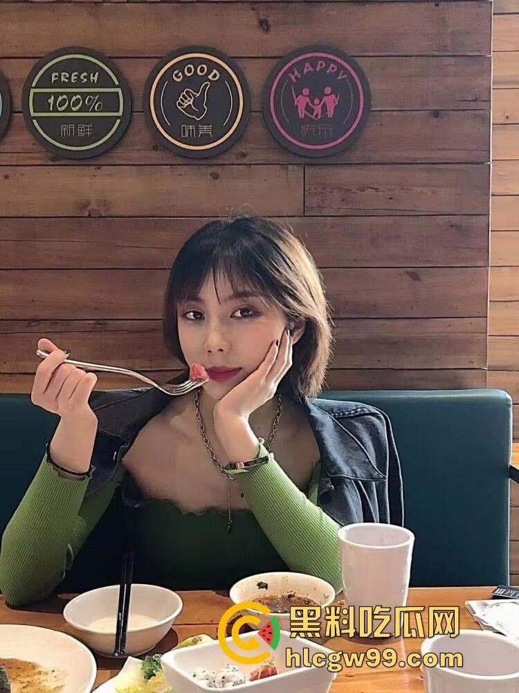 江西短发骚货【佘茜冉】为50万彩礼穿渔网袜情趣制服跪镜子前给男友口爆，500块操一次不香吗？  第4张