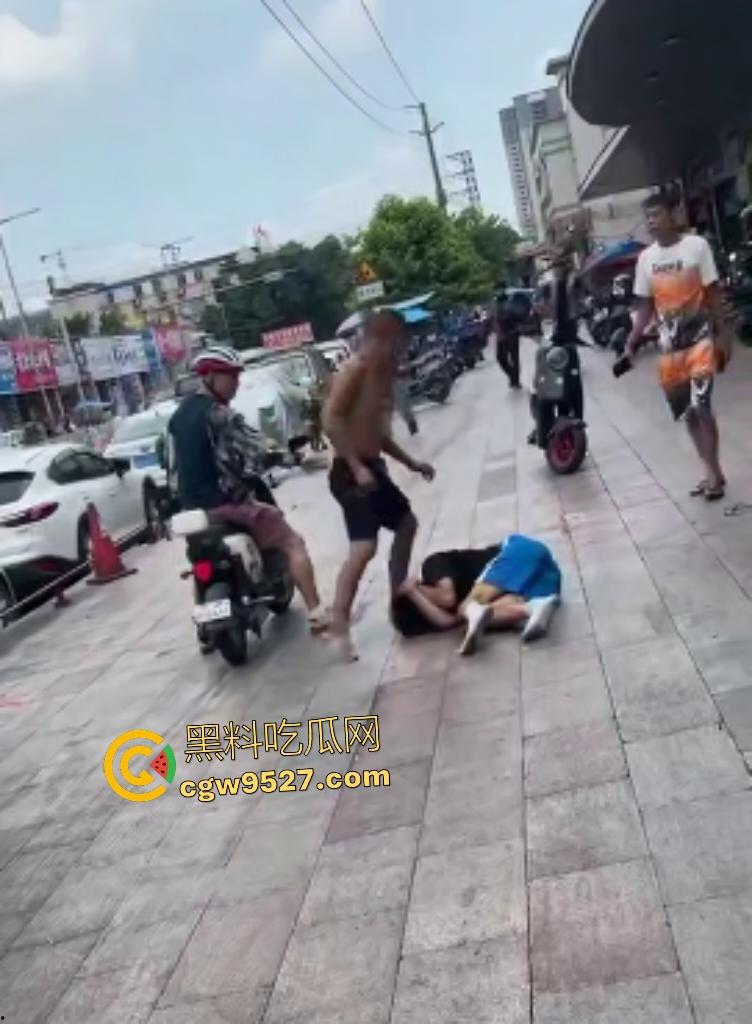 广州番禺小伙调戏大叔老婆惹祸！被怒按地上狂揍，脚踩羞辱遭外卖小哥嘲笑！  第8张