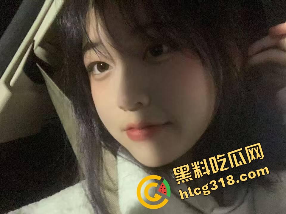 体育系学弟爆操骚学姐，爽的学姐掰腿享受鸡巴抽插，高潮一波接一波，现场淫水四溢！  第1张