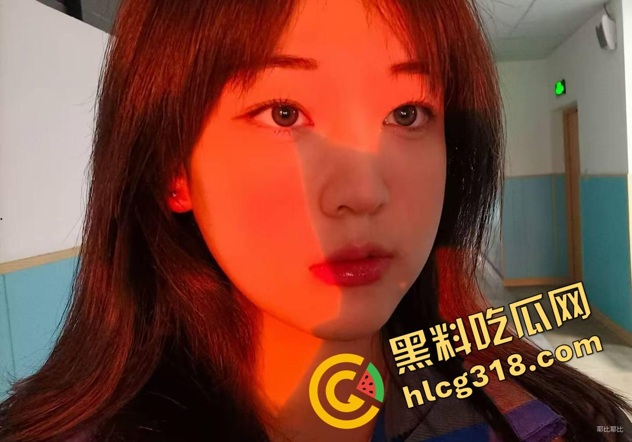 体育系学弟爆操骚学姐，爽的学姐掰腿享受鸡巴抽插，高潮一波接一波，现场淫水四溢！  第3张