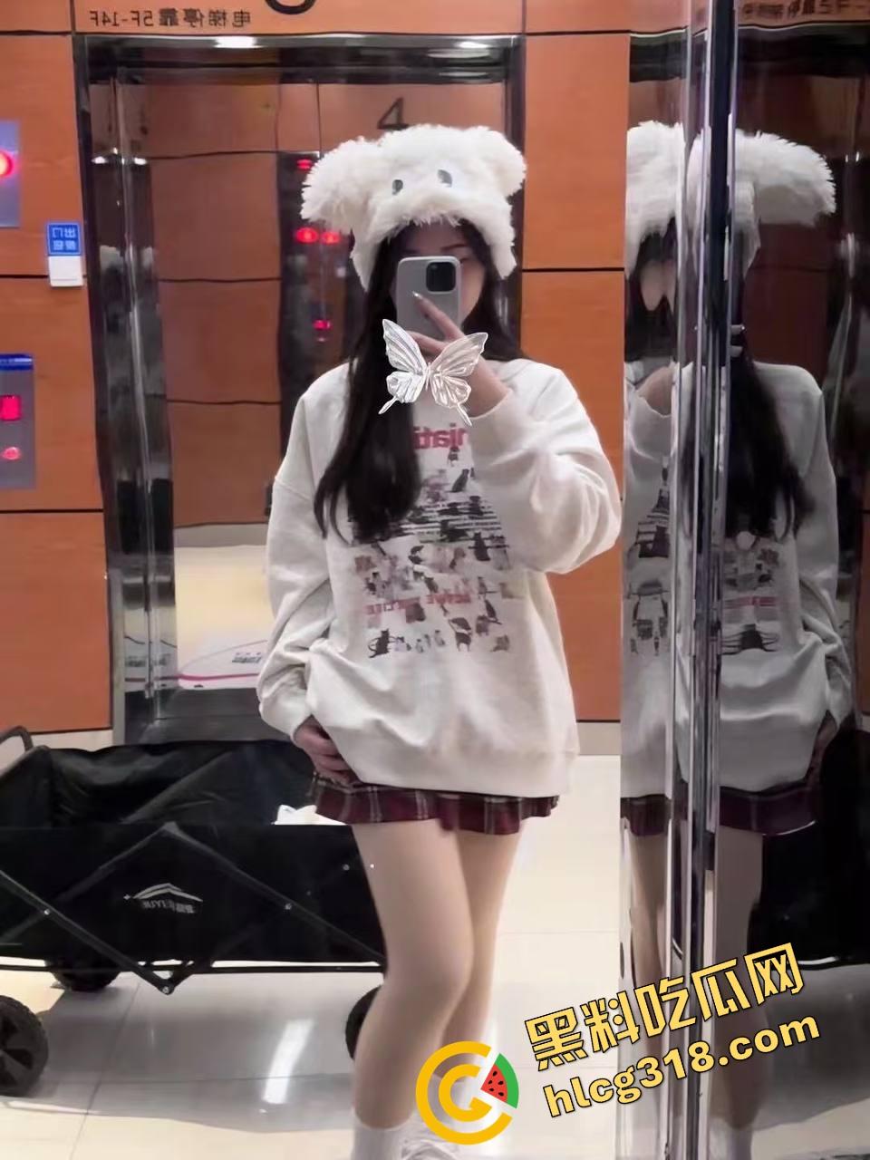 体育系学弟爆操骚学姐，爽的学姐掰腿享受鸡巴抽插，高潮一波接一波，现场淫水四溢！  第4张