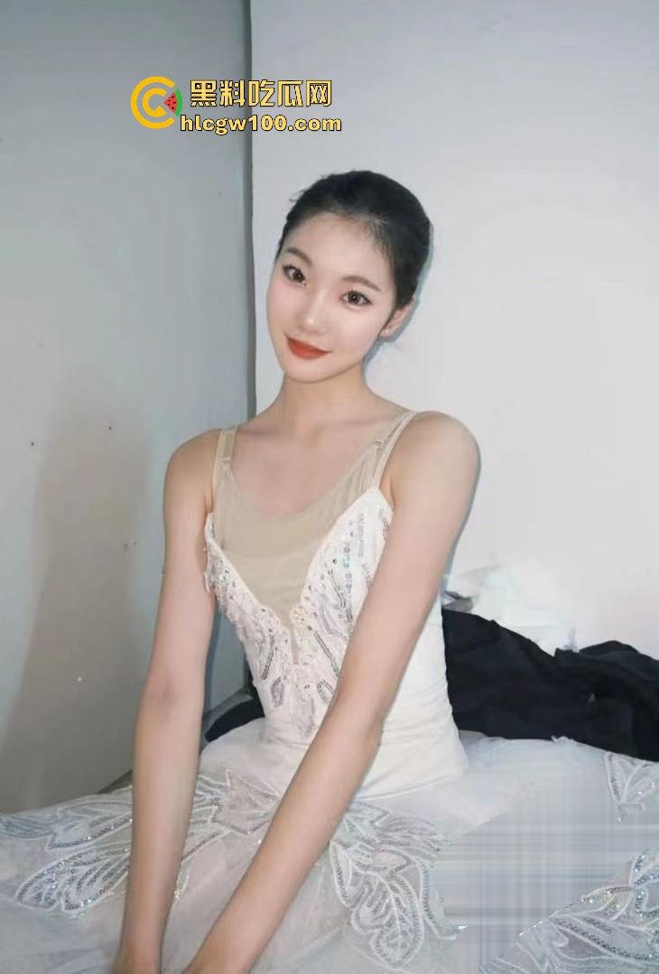 北京市海韵艺术学校芭蕾舞妹子【胡妍慈】金主定制视频曝光，极致反差诱惑，独家爆料！  第1张