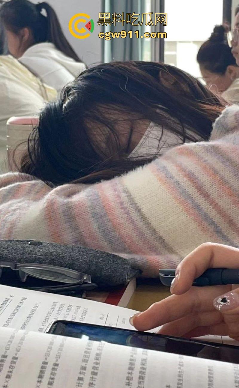 广西工商职业学院反差女大学生【林晓英】约炮调教视频曝光，女上位猛骑爽到叫爸爸，嫩穴紧裹棒身啪啪撞击！  第6张