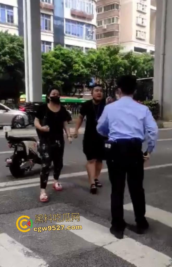 广州猛男怒打交警！因不满罚单当街狂扇头，警帽直接飞天，老婆在一旁看戏，看来这是想老公进去？  第1张