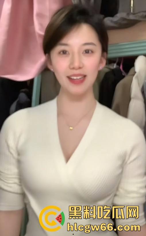 抖音极品巨乳【兔子小笨蛋】清纯甜妹人设彻底崩塌 私下约会榜一金主被曝 十足的巨乳反差母狗！  第4张