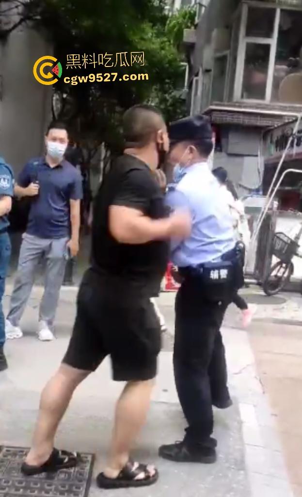 广州猛男怒打交警！因不满罚单当街狂扇头，警帽直接飞天，老婆在一旁看戏，看来这是想老公进去？  第3张