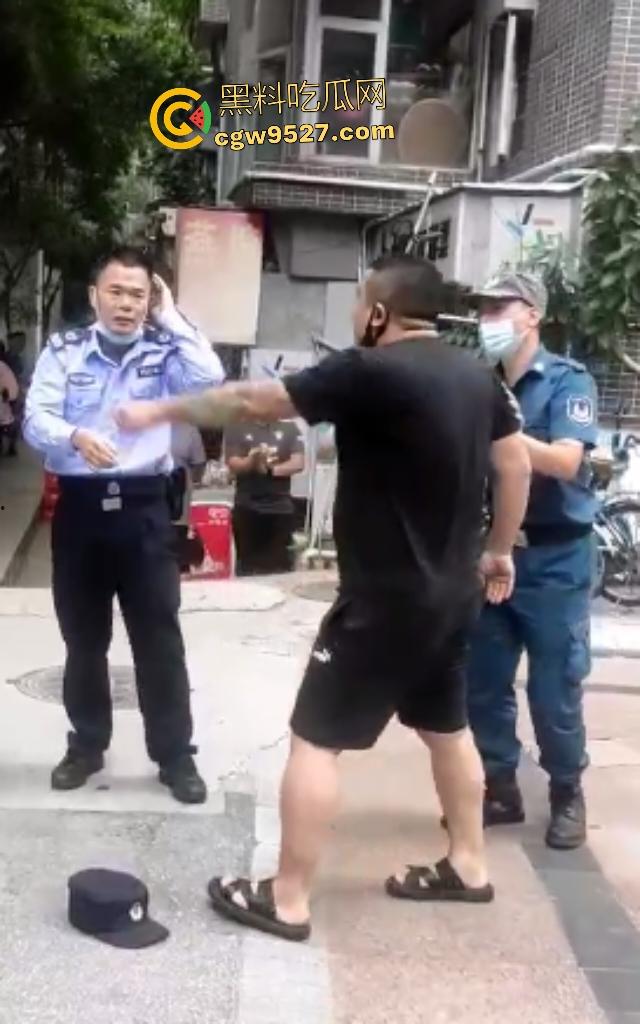 广州猛男怒打交警！因不满罚单当街狂扇头，警帽直接飞天，老婆在一旁看戏，看来这是想老公进去？  第4张