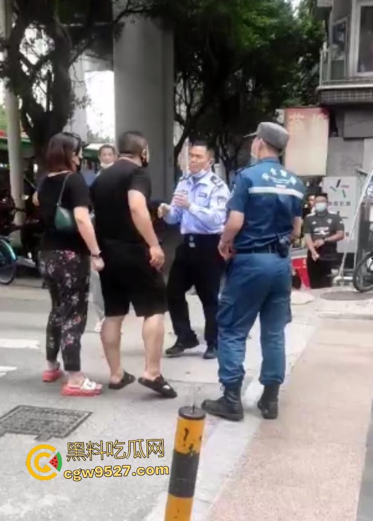 广州猛男怒打交警！因不满罚单当街狂扇头，警帽直接飞天，老婆在一旁看戏，看来这是想老公进去？  第5张