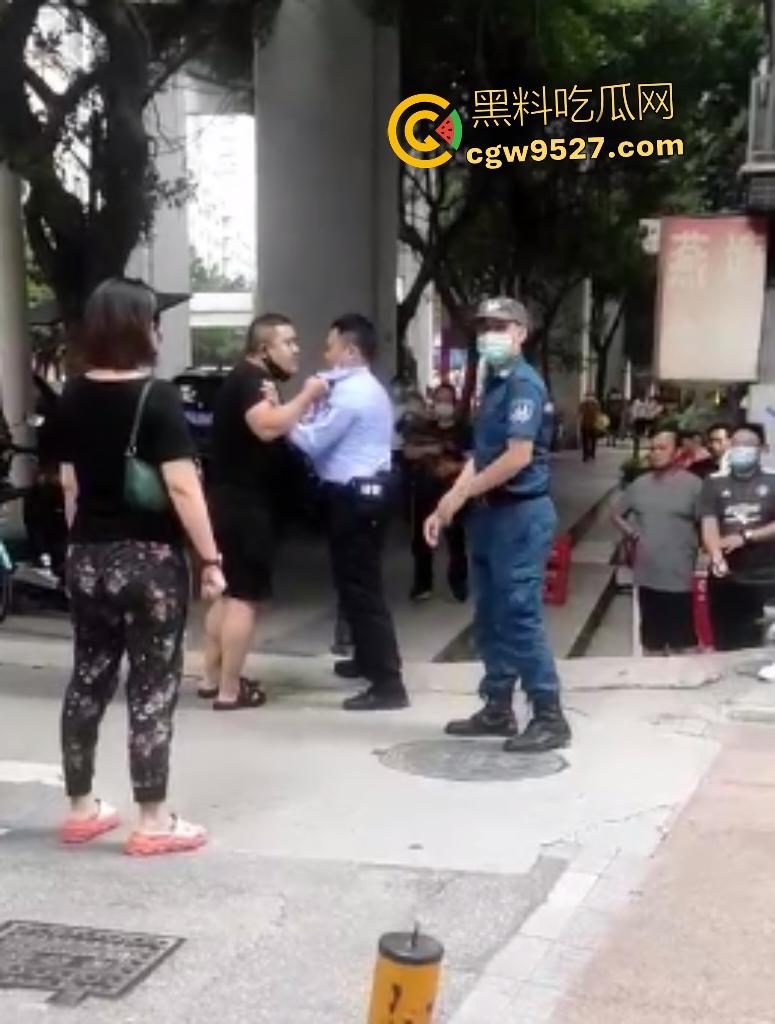 广州猛男怒打交警！因不满罚单当街狂扇头，警帽直接飞天，老婆在一旁看戏，看来这是想老公进去？  第6张