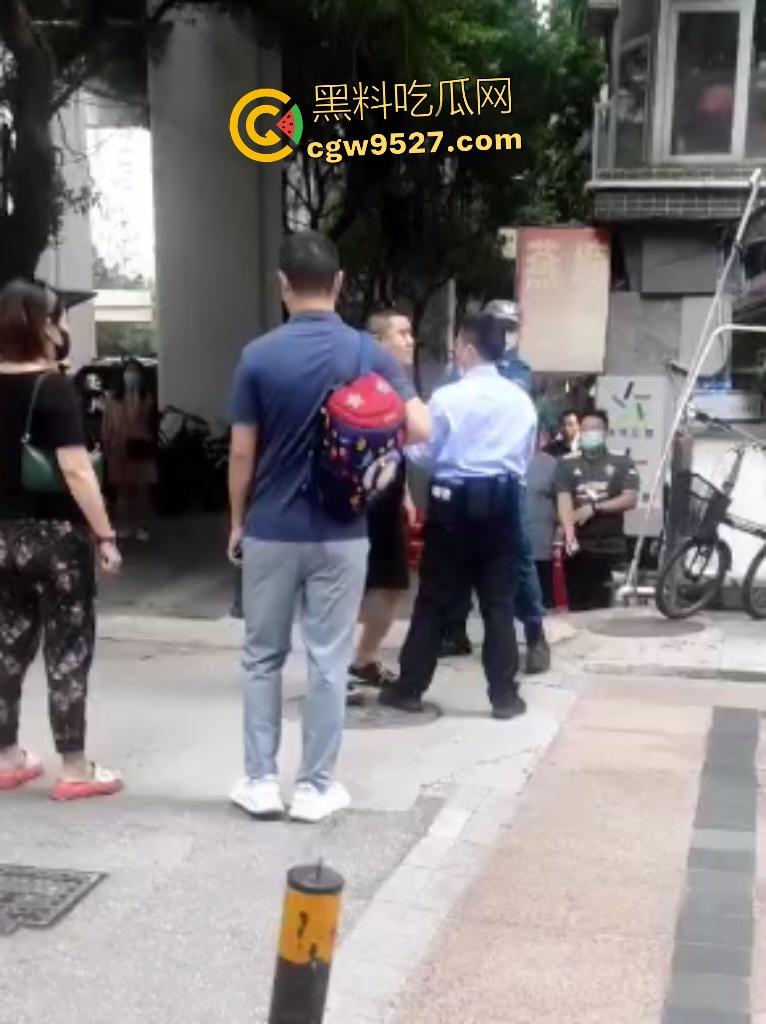 广州猛男怒打交警！因不满罚单当街狂扇头，警帽直接飞天，老婆在一旁看戏，看来这是想老公进去？  第7张